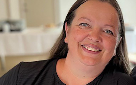 Line Birkegaard sidder og smiler