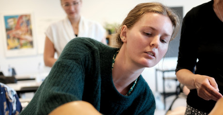 Jordemoderstuderende med dukke