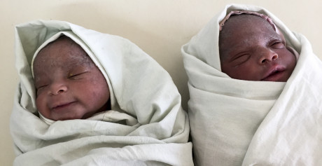 To nyfødte ugandere