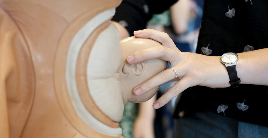 Jordemoderstuderende med dukke 