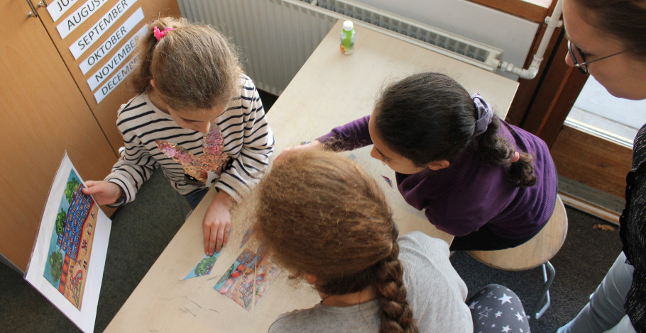 Elever i 3. klasse lægger puslespil