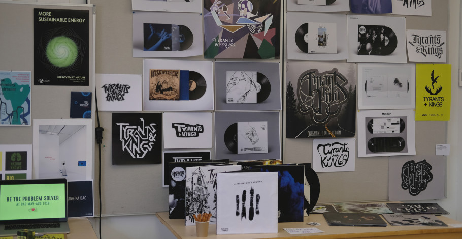 Færdige produkter, der er lavet af studerende fra grafisk kommunikation