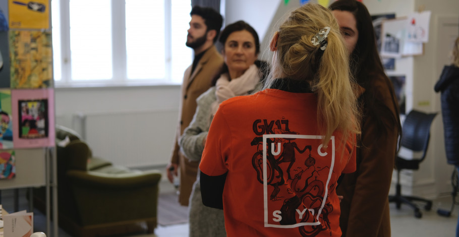 Studerende fra grafisk kommunikation fortæller en besøgende om uddannelsen