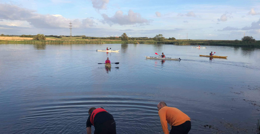 Kommende svømmelærere i Esbjerg lærer også at ro kajak