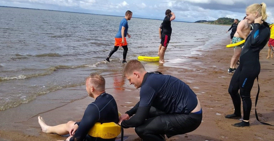 De studerende lærer, hvordan de skal redde hinanden ved kysten