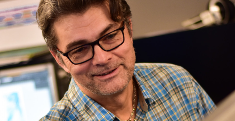 FGU-lærer Jørgen Olsen sidder foran computeren og underviser elever.