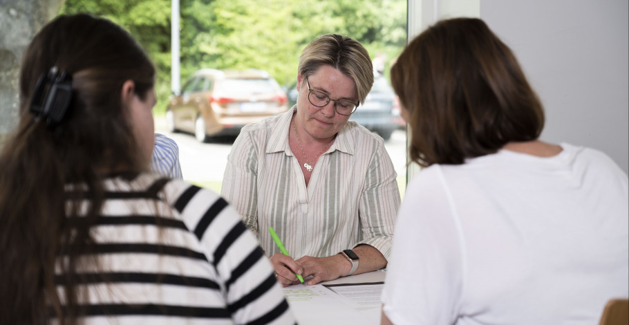 Gruppearbejde på meritpædagoguddannelsen, hvor studerende skriver på papir sammen
