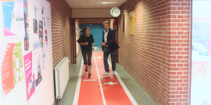 Uden for PlayLab er der en løbebane. Studieleder for pædagoguddannelsen Anne Birgitte Hermansen og ansvarlig for programmet Playful Learning Laust Joen Jakobsen indviede åbningen med en løbetur. 