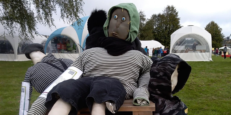 Dukker lavet af strømpebukser og glemt tøj er udstillet på kulturfestivalen Spotlight.