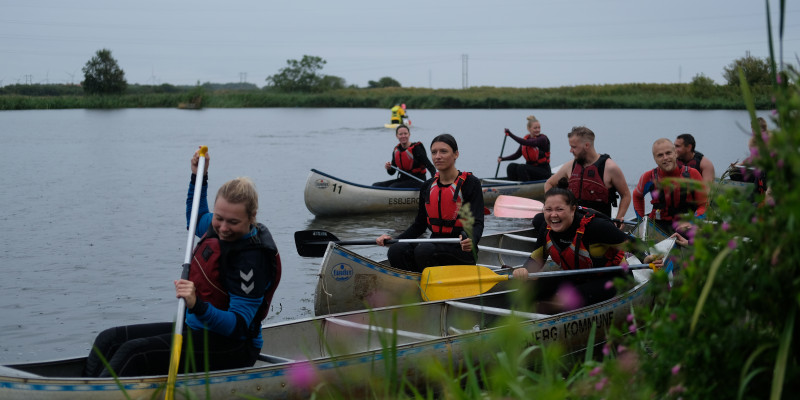 Kommende svømmelærere får kanokursus og griner imens.