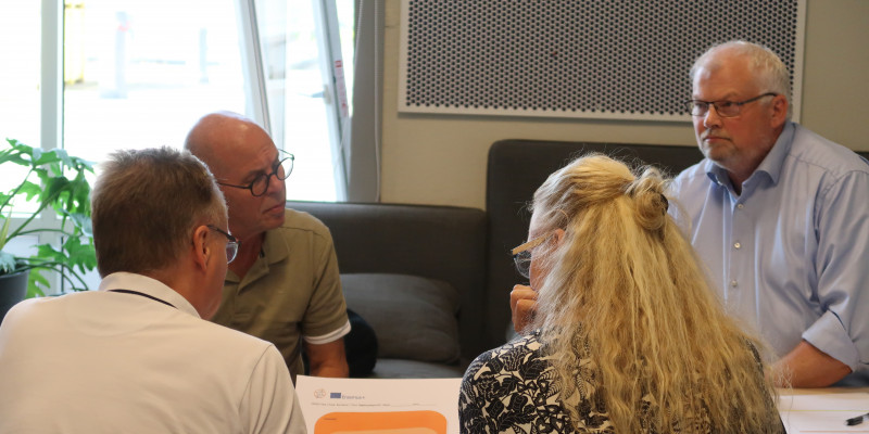 Bestyrelsen på FGU Vest har testet inklusionskompasset på et bestyrelsesmødet