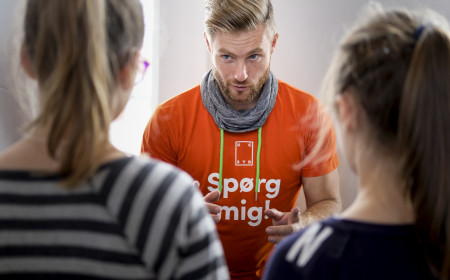 Studerende, der er i gang med at fortælle besøgende til Åbent hus om sin uddannelse.